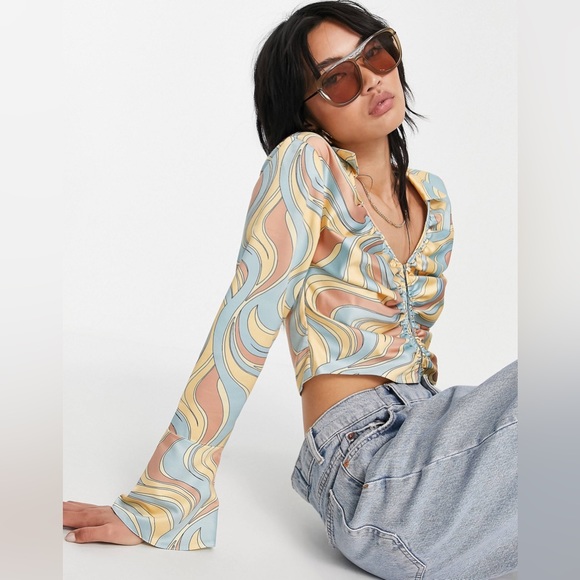 ASOS DESIGN satin ruched front top with hook and eye detail in swirl print - Picture 4 of 12